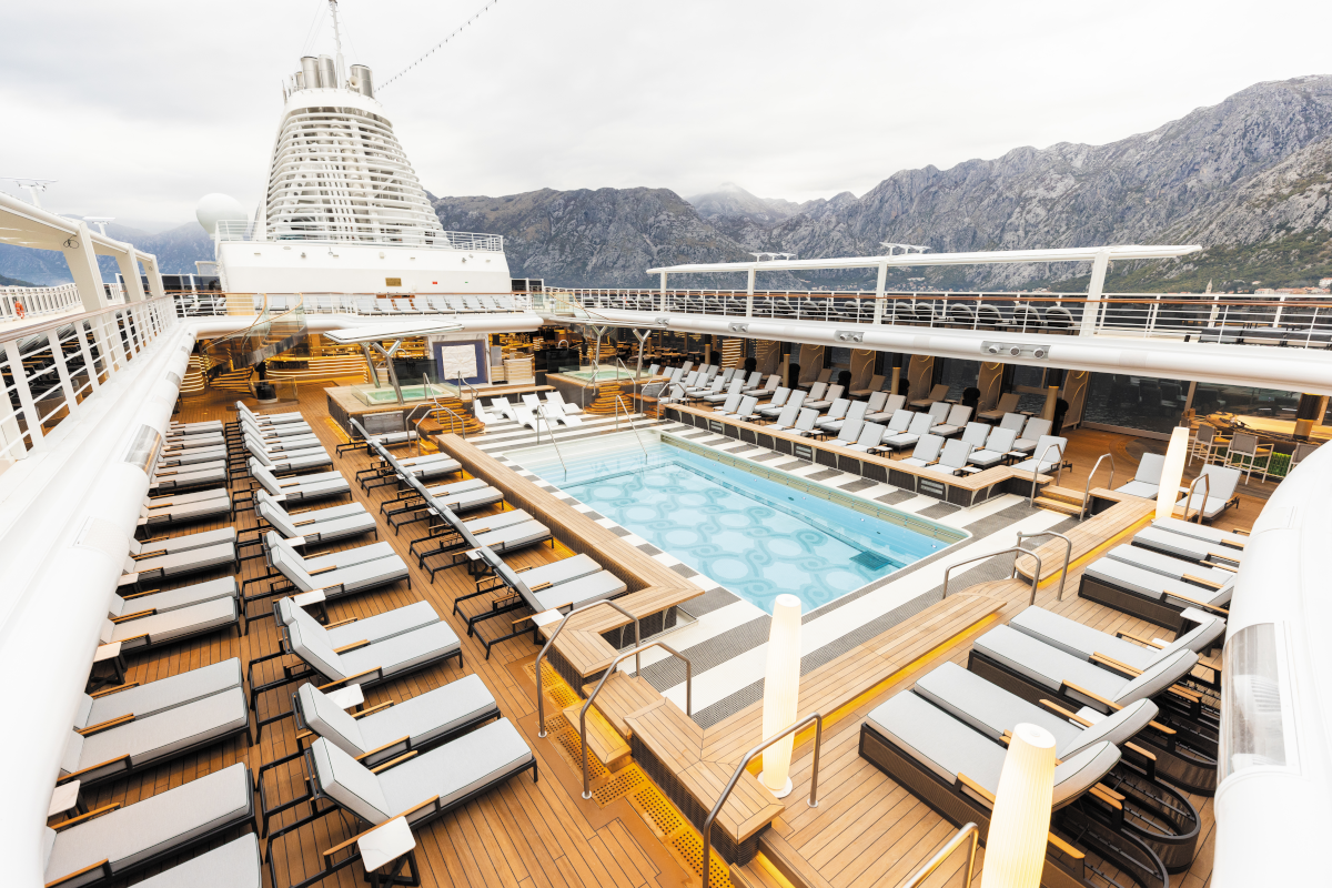 MyCruise Regent-Seven-Seas-Cruises Seven-Seas-Grandeur Offentlige-arealer Pool-spa1